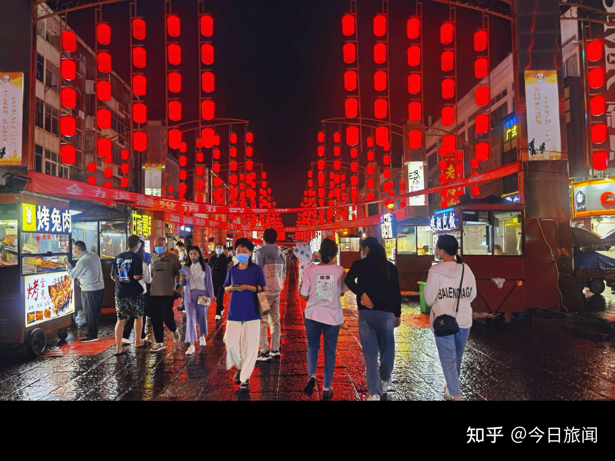 洛阳老城十字街恢复雨夜中的美食街尽显别样风情诱香使人馋涎