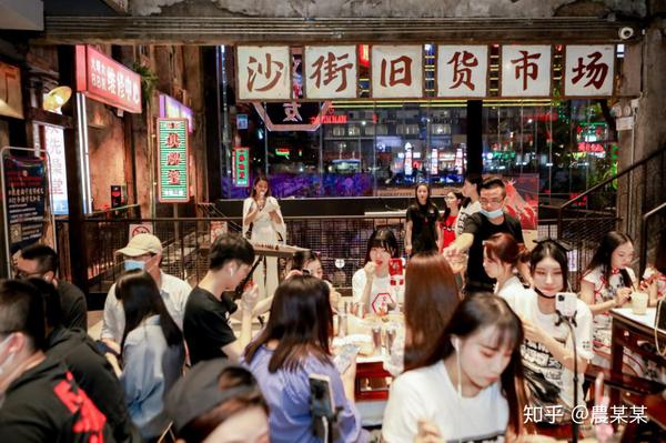 文和友在内街店里重新复刻了一座80年代的城市,"沙街旧货市场""兴宁