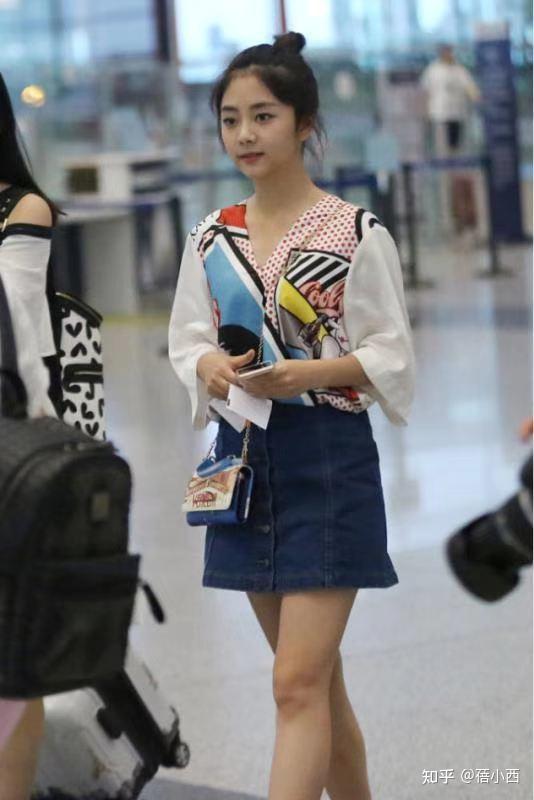 谭松韵又嫩了穿印花衬衫配牛仔裙走机场扎丸子头像00后