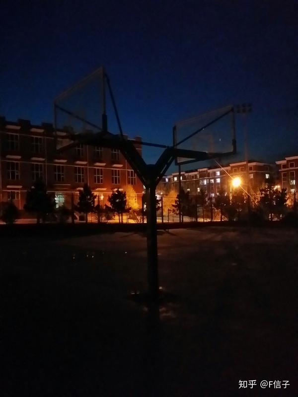 学校的篮球场,高中三年未敢踏足的地方.