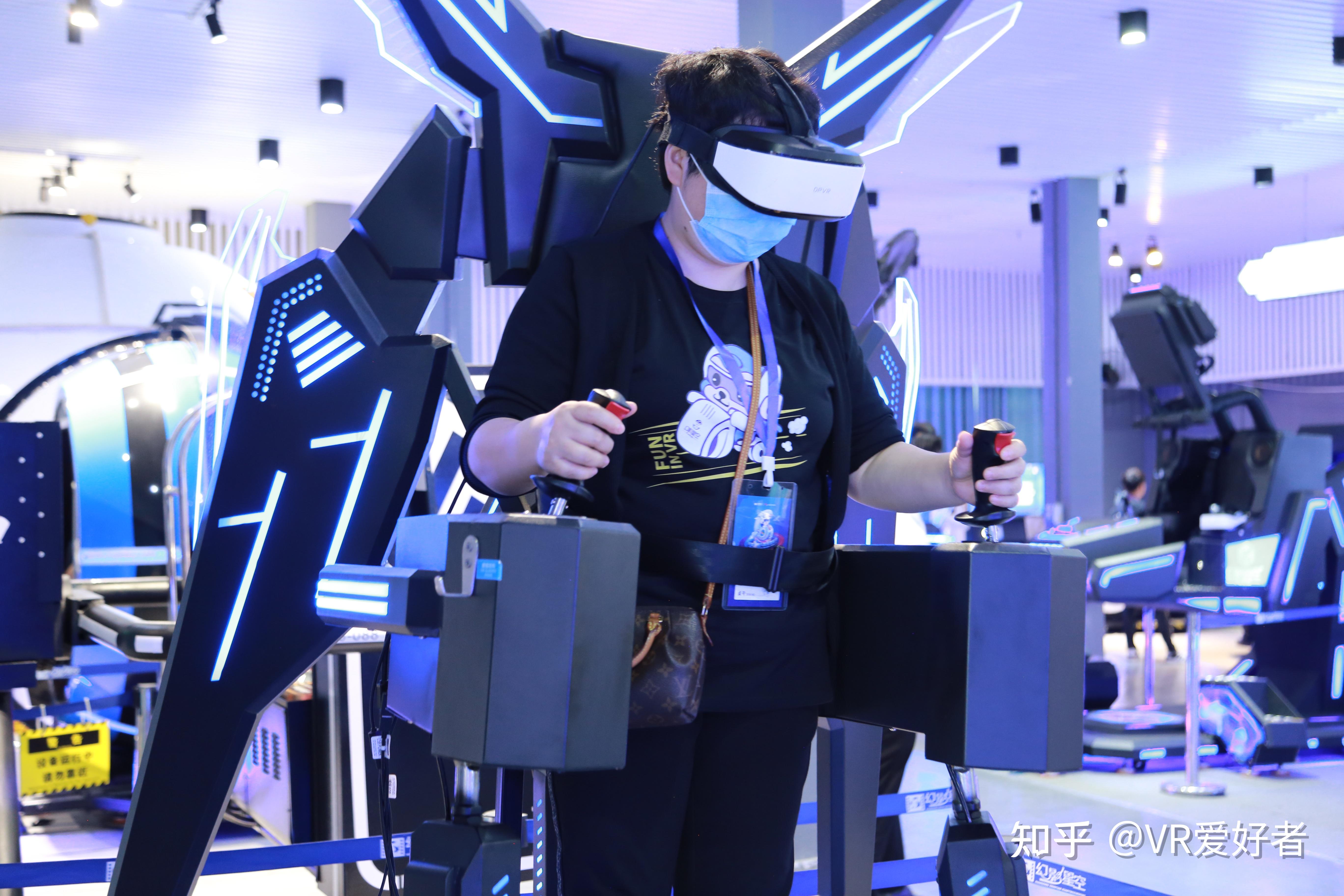vr影院戴上vr眼镜后,就置身于电影场景所展现的环境中