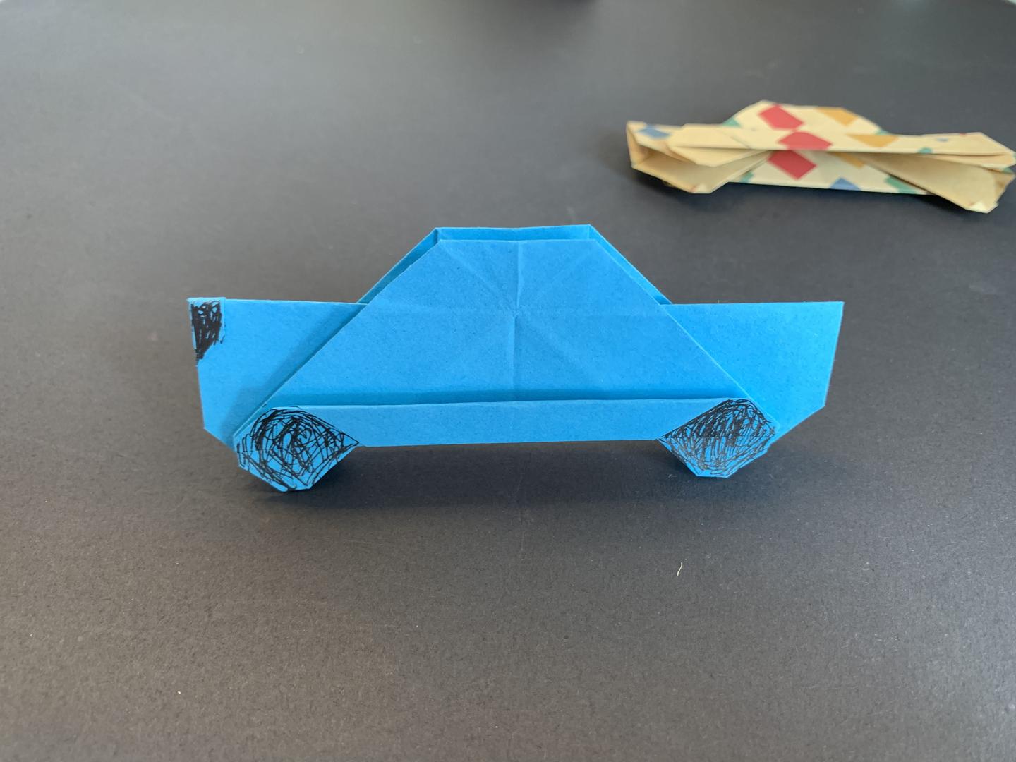 有趣好玩的小汽车手工折纸教程,看起来像个计程车,还是蛮酷的哦!