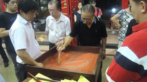 请碟仙,笔仙不需要过多的准备,一张纸,再配上身边最普通的碟子或笔就