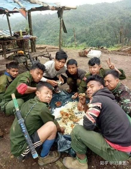 缅甸果敢老街常年争战 太饿 所以把山上的猴子全部杀死 做为食物!