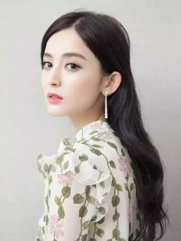 女人为什么要戴耳环呢?