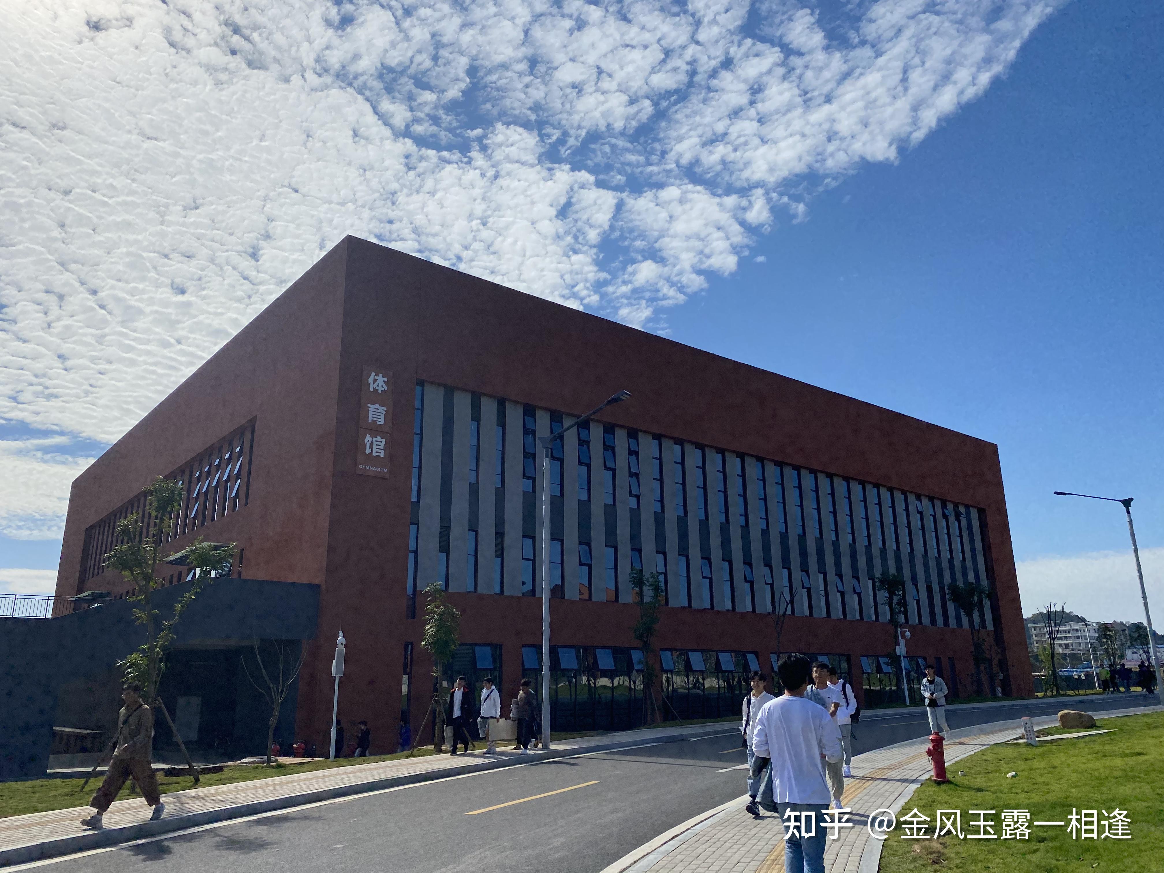 请问一下江西景德镇陶瓷工艺美术职业学院到底怎么样啊有人说学校很小