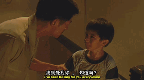 为了躲债,他带着辍学的阿宝远走他乡.