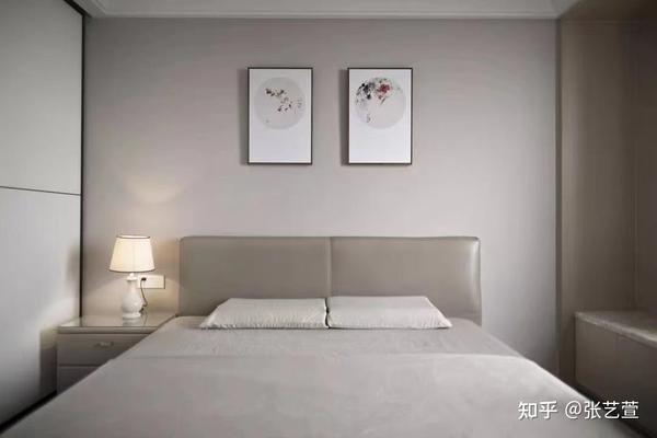 如果想节约成本并且有品质背景墙可以用有颜色的乳胶漆也可以,放上同