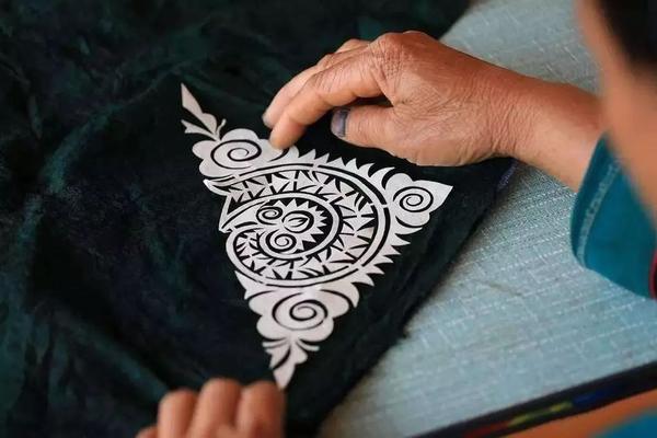 人崇拜的图腾在布料上画出:古朴写意,抽象怪异的鸟纹,太阳纹和枫叶纹