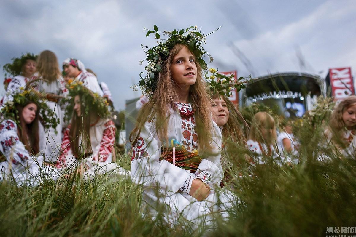 吃猪油,跳篝火……乌克兰人都怎么庆祝节日?