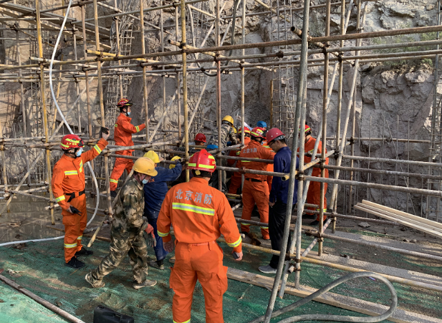 北京一工地突发事故工人失足掉落被钢筋贯穿身体