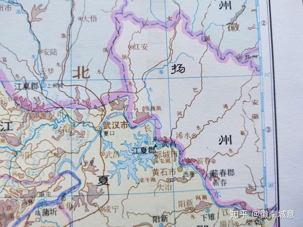 三国时,鄂州,黄冈属吴国荆州江夏郡与扬州蕲春郡,鄂州地名武昌,黄冈