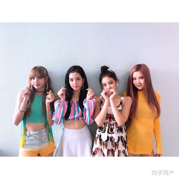 jennie没说过任何一句让lisa帮自己脱,团队之间关系好,脱个袜子不正常
