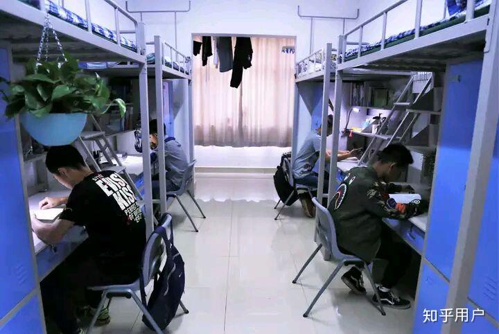 新疆医科大学校区等晒图吧,我懒得拍了,直接发了同学拍的他们宿舍了