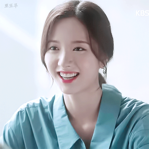 我追的第一个韩星就是允儿,真的太好看,看到她心情就会变好.