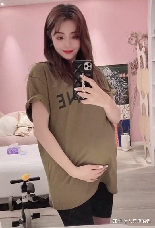 麦迪娜怀孕8月肚大如箩穿oversizet恤也藏不住但手臂仍纤细