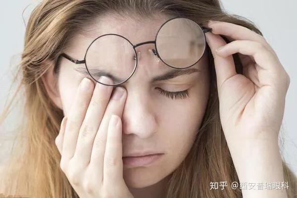 很可能造成一些细菌感染或者过敏性炎症,从而导致眼睛发红,发痒