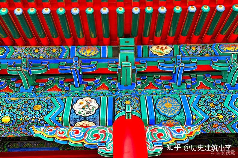 中国古建筑彩绘起源于春秋,在明清时期达到鼎盛,起到保护木质梁架和
