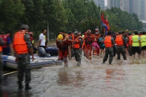 破防了,太好哭了,盘点郑州暴雨中感人瞬间!