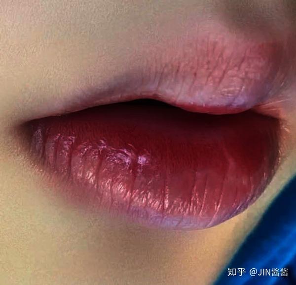 不愿意嘴唇被涂得油光满满但又严重干裂起皮怎么办?