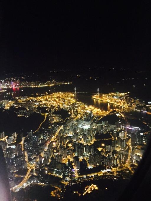 从香港转机去泰国晚上看到夜景我一片山非常漂亮请问那是哪