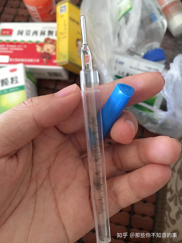 体温计39.5度图片高清,真人拿体温计39度图片 等待3-5分钟,测量好体温,或者水银温度计头子夹在小狗后腿内侧肉肉的