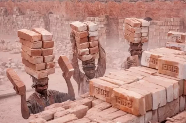 ▼在亚非拉国家,搬砖是要用头的