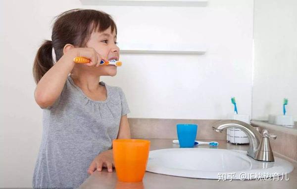 也可以设置一些奖励机制,激励宝宝自己刷牙.