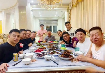 德云社郭氏家宴曝光,张云雷专门晒皮蛋,茅台搭配螃蟹太奢华