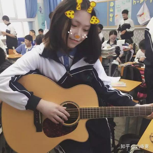 初中傻傻的弹吉他的皂片