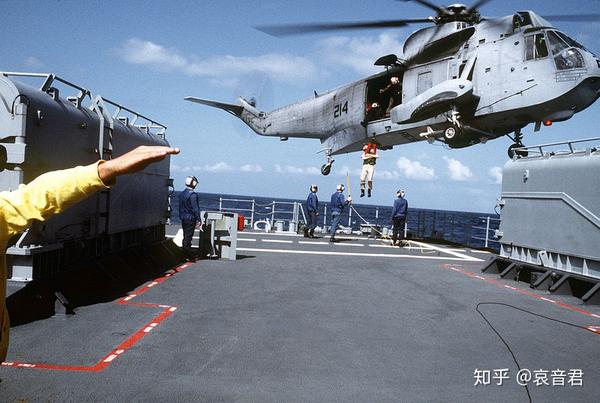 密西西比号cgn-40上起降的sh-3海王直升机