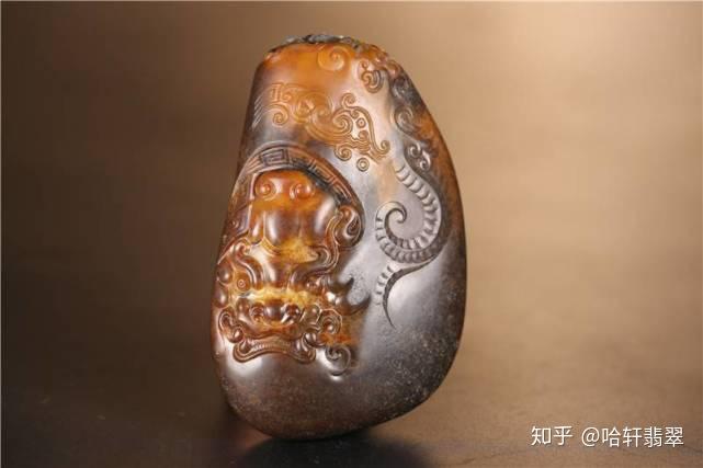 67676767在锦灰堆翡翠雕刻中,要把皮壳随形设计成印文和瓦当