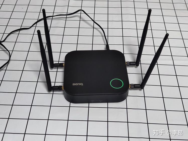 当然,用户还可以根据需求插入网线,这样它还可以充当一个路由器,能够