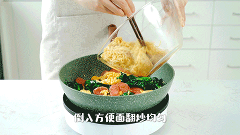 方便面简单炒一炒,全家都说好!快手餐就该这么做!