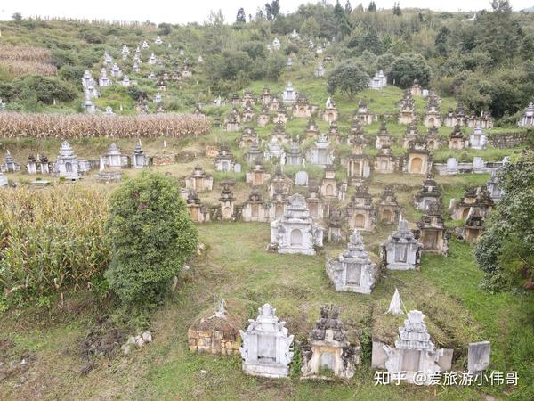 贵州大山深处发现很多墓葬群,墓葬群的周围24个天眼看护