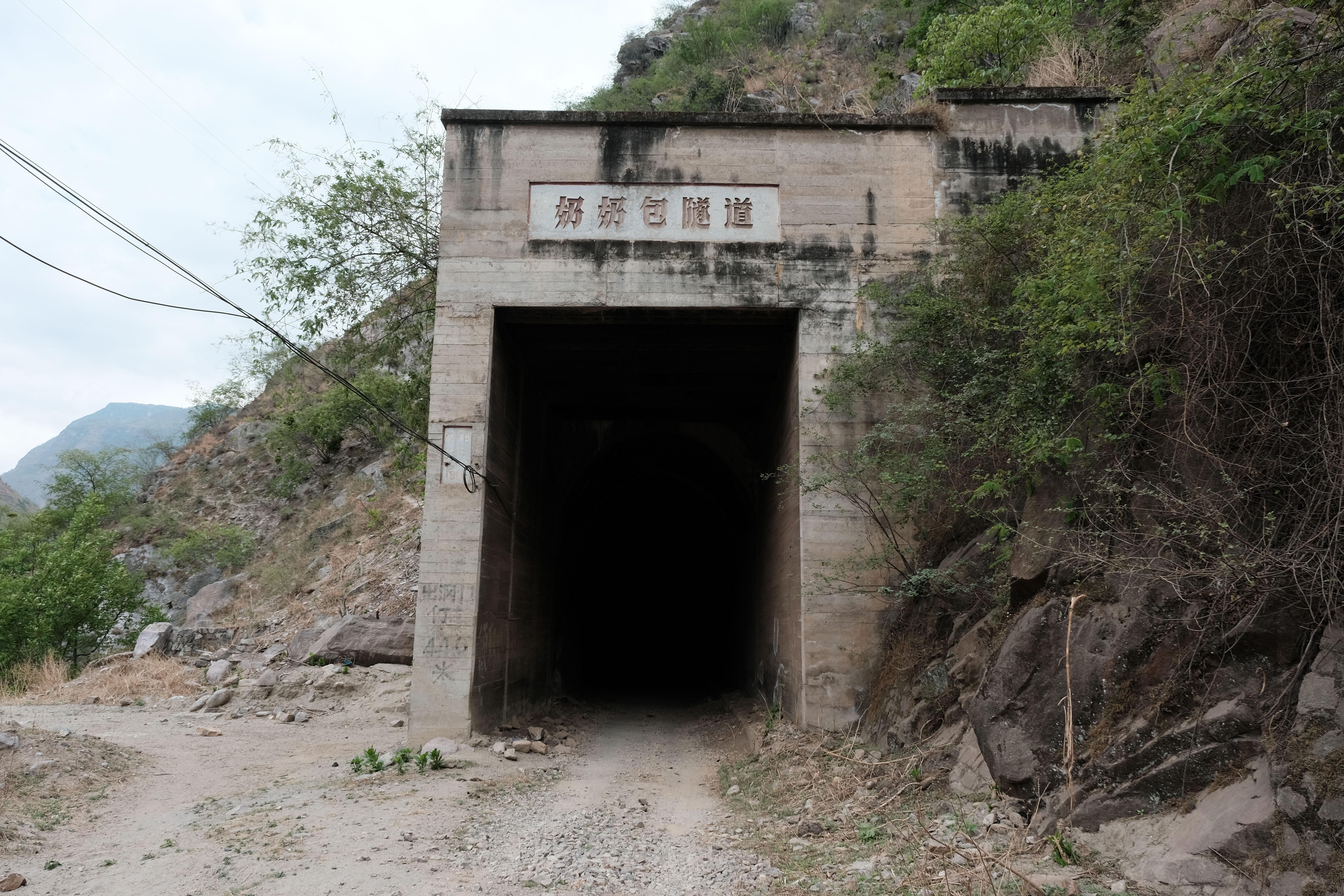 原线路的奶奶包隧道,正对是普雄-尼日-往-成都方向隧道大概有400多米