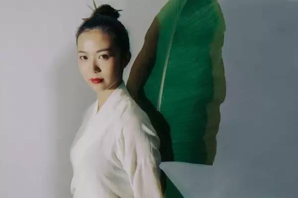 外祖母吴静霞与母亲陈铁玲皆师从一代杨氏太极宗师傅钟文,受家庭的