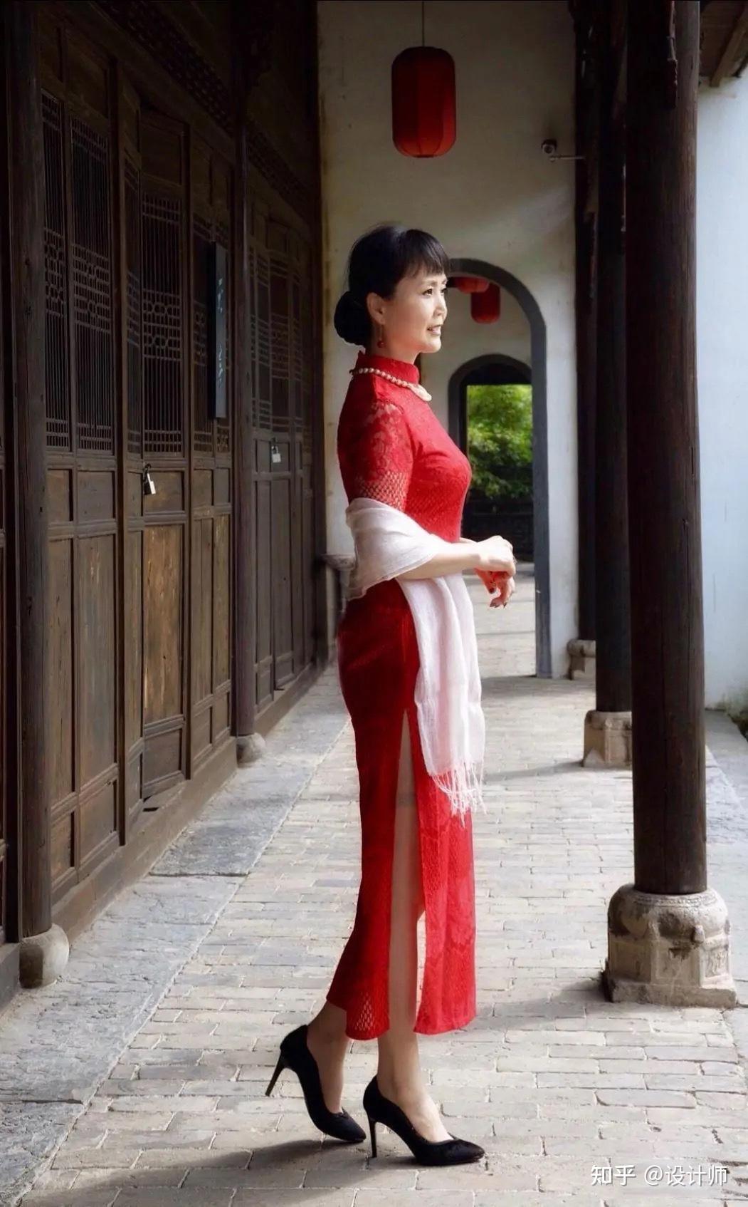 仪态对于女人来说是很重要的,想要拍照更显气质和优雅,站姿自然不能