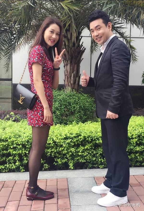 当然,虽然衣品是差了一点点,但是黄晓华的颜值和身材都是非常棒的,也