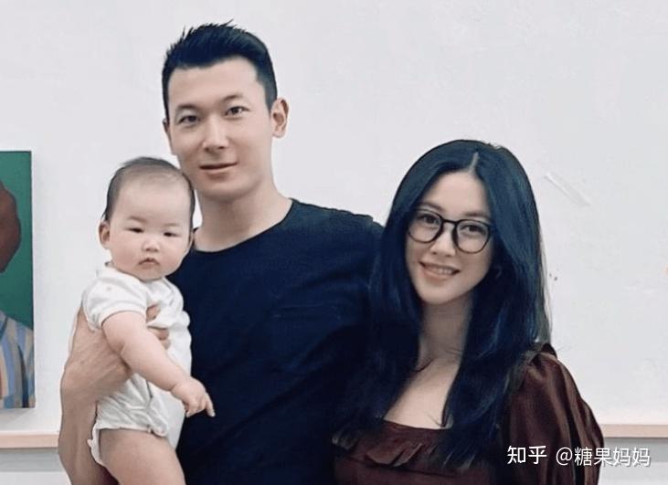 朱珠老公凌晨晒娃宝宝双眼皮消失甜美笑容像妈妈