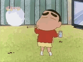 做了一盆肥皂液;小新很低调,拿着一小瓶美伢用日本洗洁精勾兑的泡泡液