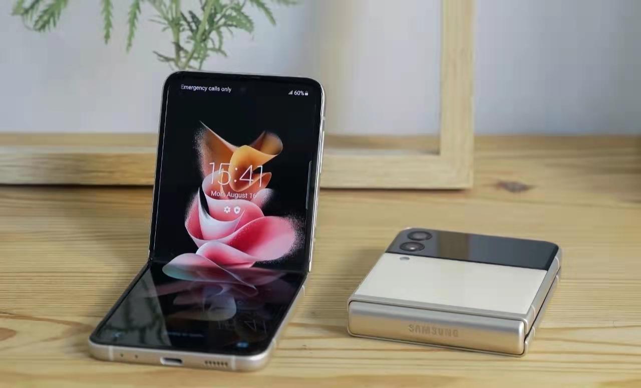 三星zflip5g,三星zflip5g版 三星zflip35g评测精致美学下的粉饼盒