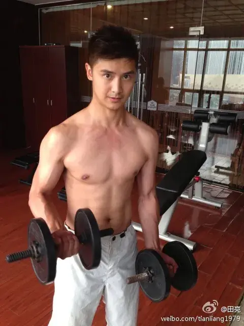 田亮家的豪华运动间,比健身房还专业!第一个综合力量训练设备好实用
