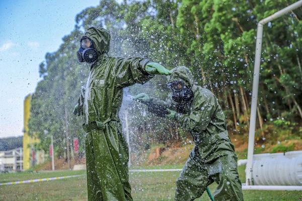 向险而行!直击武警官兵防化应急演练现场