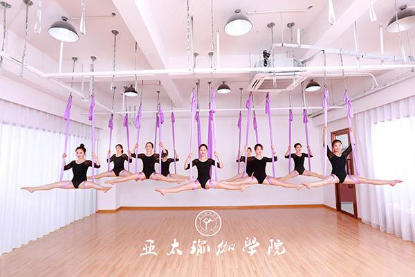 2、上海有哪些練瑜伽的地方？請幫我推荐一家公司