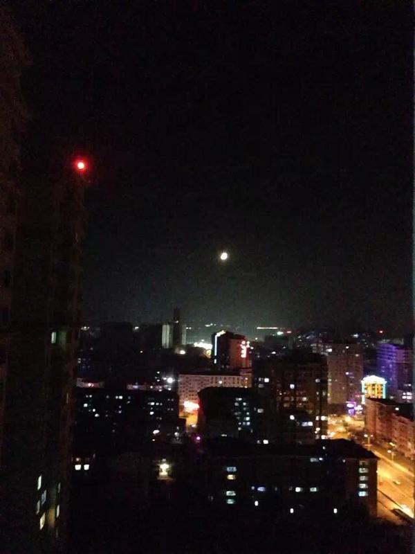 晚上的时候也很美,但是照不出来啥效果 ,高三时候睡得晚熄灯之后,月光