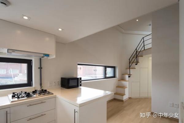 你看这场地它又窄又长,塞个小房子进去吧!8个狭长地块住宅设计