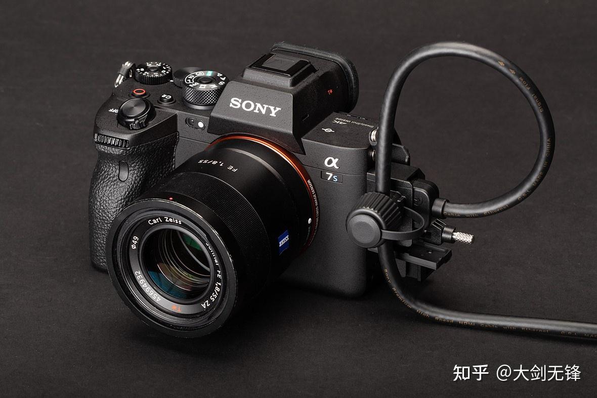 目前,一些工作室和小团体短视频创作者,多数都在使用索尼a7s3或者松下