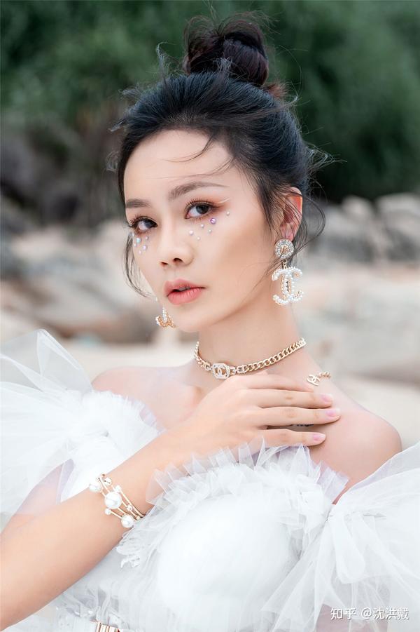 无论是去拍婚纱照还是婚礼现场,新娘的妆容造型也是一项重要的参考项