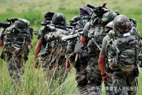 军人训练时的样子最帅!看完想当兵!